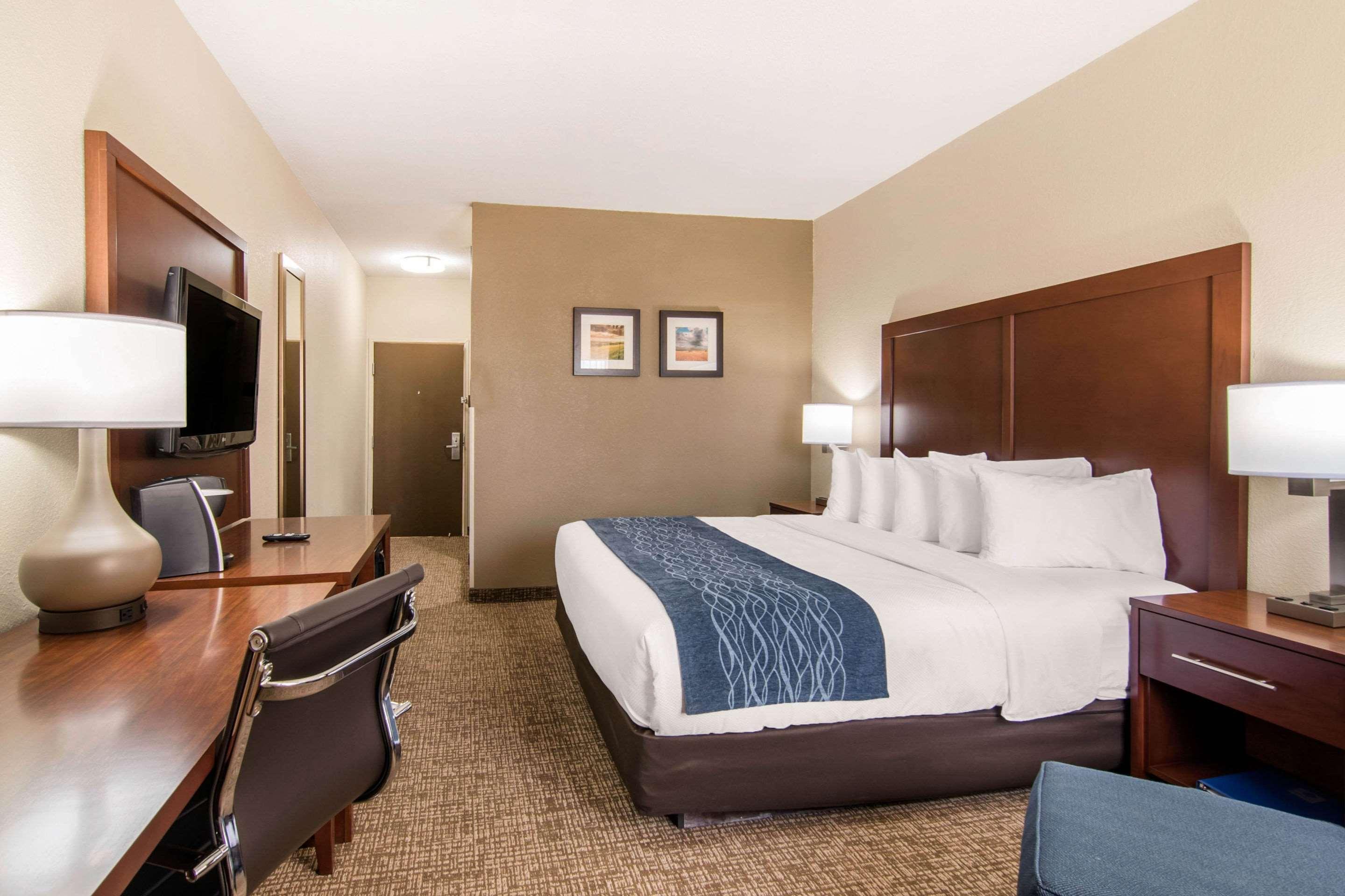 Comfort Inn & Suites Junction City - Near Fort Riley Exterior foto