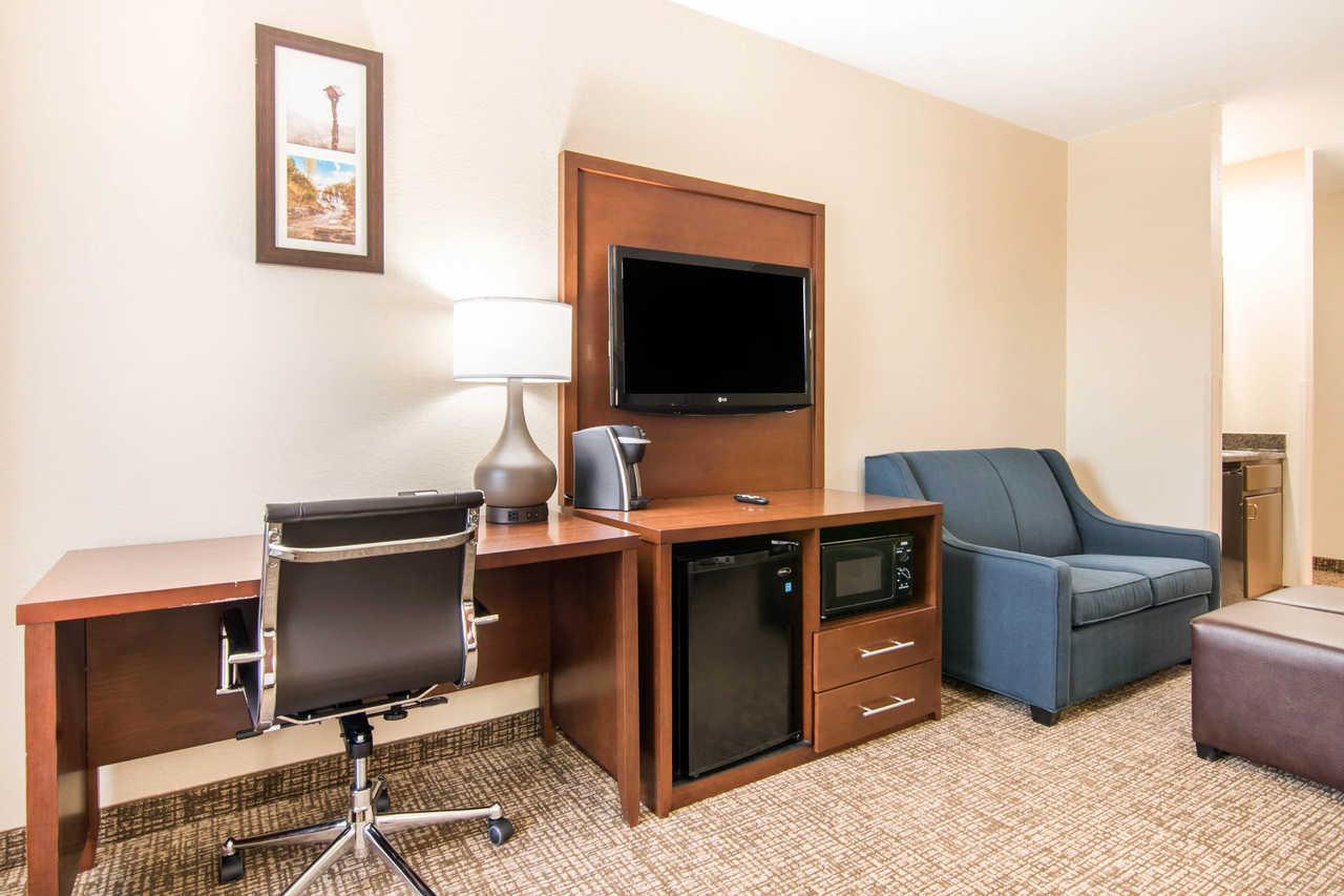 Comfort Inn & Suites Junction City - Near Fort Riley Exterior foto
