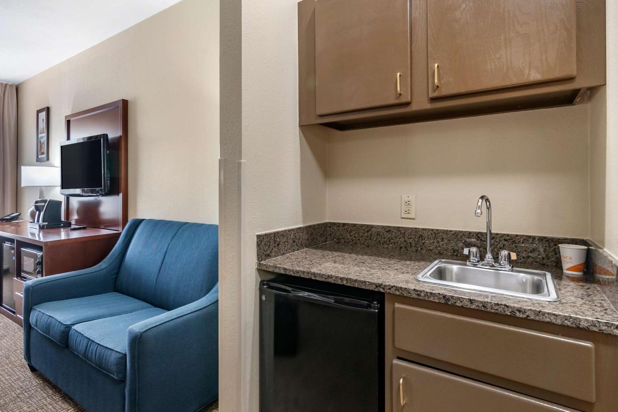 Comfort Inn & Suites Junction City - Near Fort Riley Exterior foto