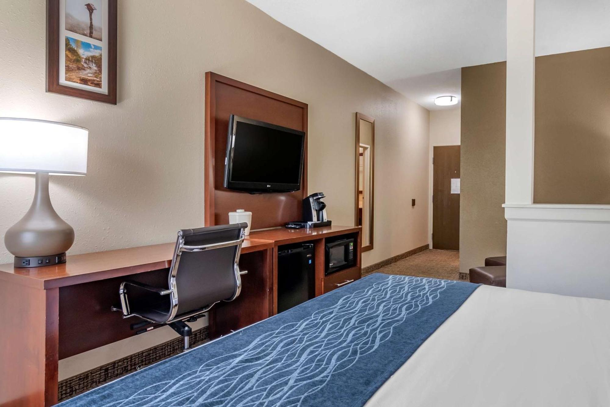 Comfort Inn & Suites Junction City - Near Fort Riley Exterior foto
